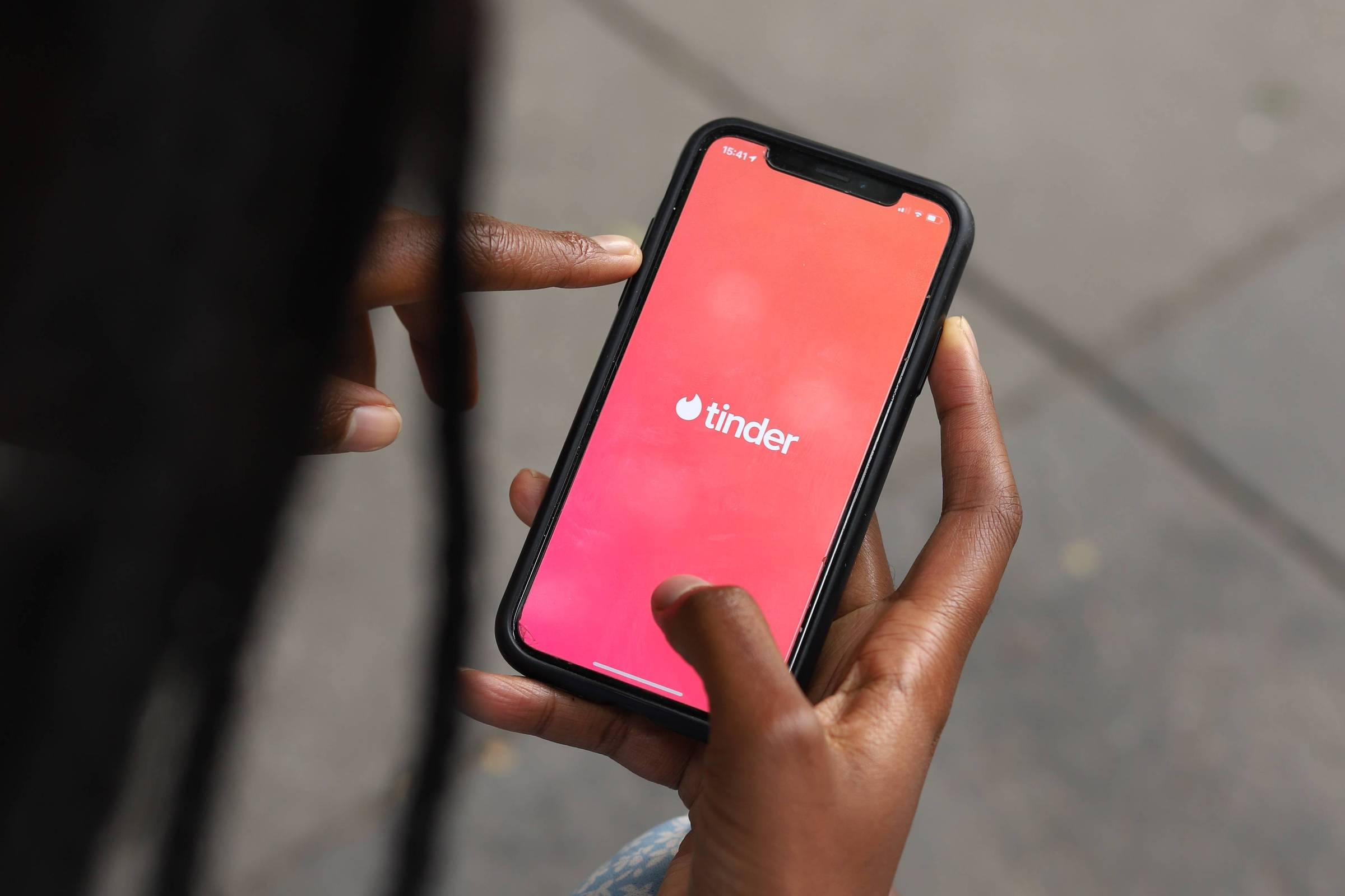 Usuários de apps de namoro usam IA para aprimorar conversa – 05/07/2025 – Equilíbrio