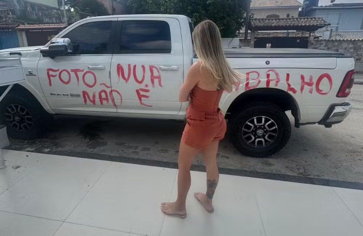 Vândalos picham carro de influenciadora: ‘foto nua não é trabalho’