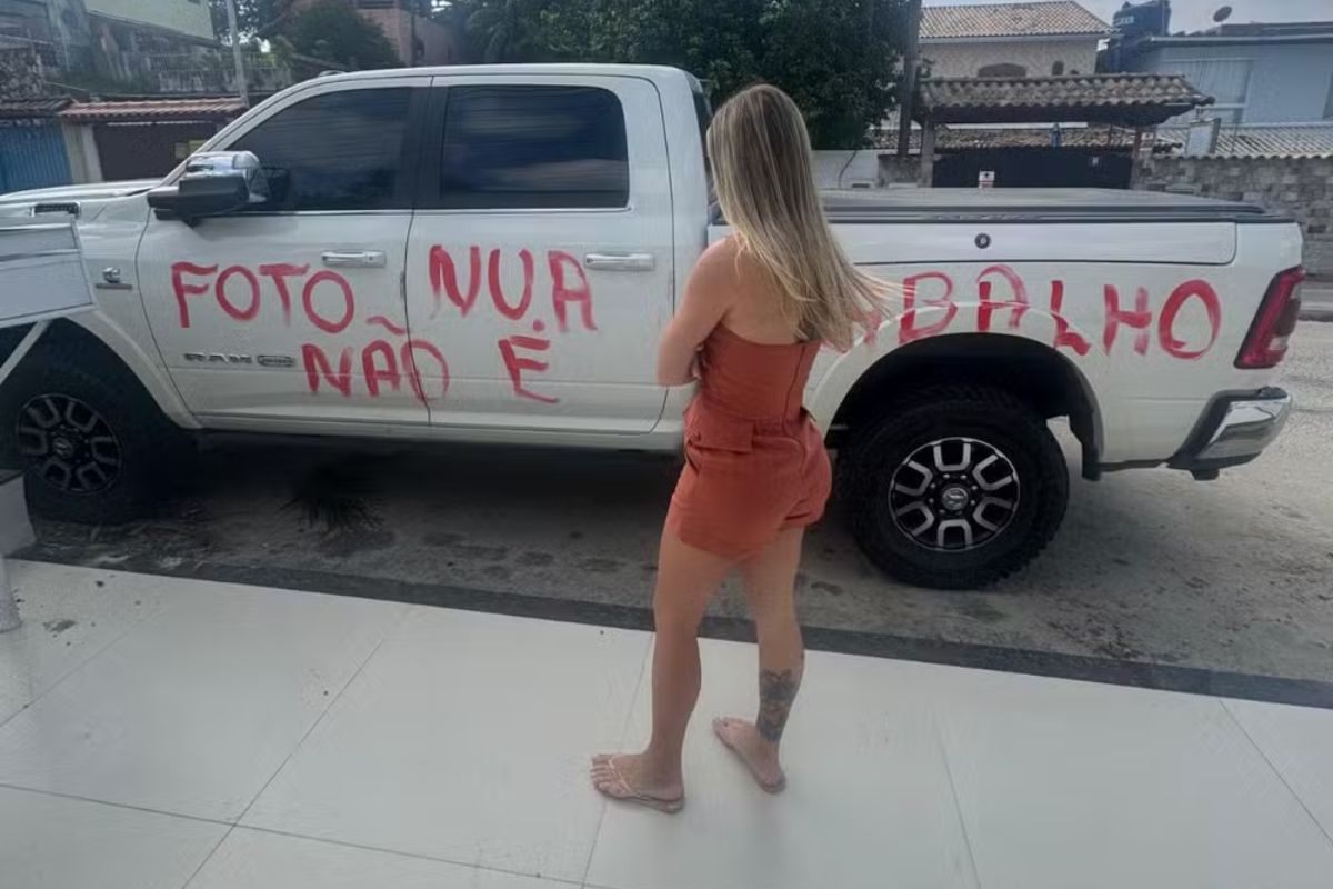 Vândalos picham carro de influenciadora: ‘foto nua não é trabalho’