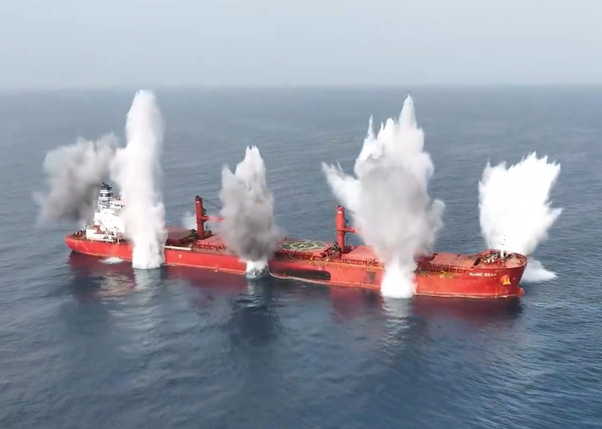 Veja o momento em que Houthis atacam e afundam navio da Grécia. Vídeo