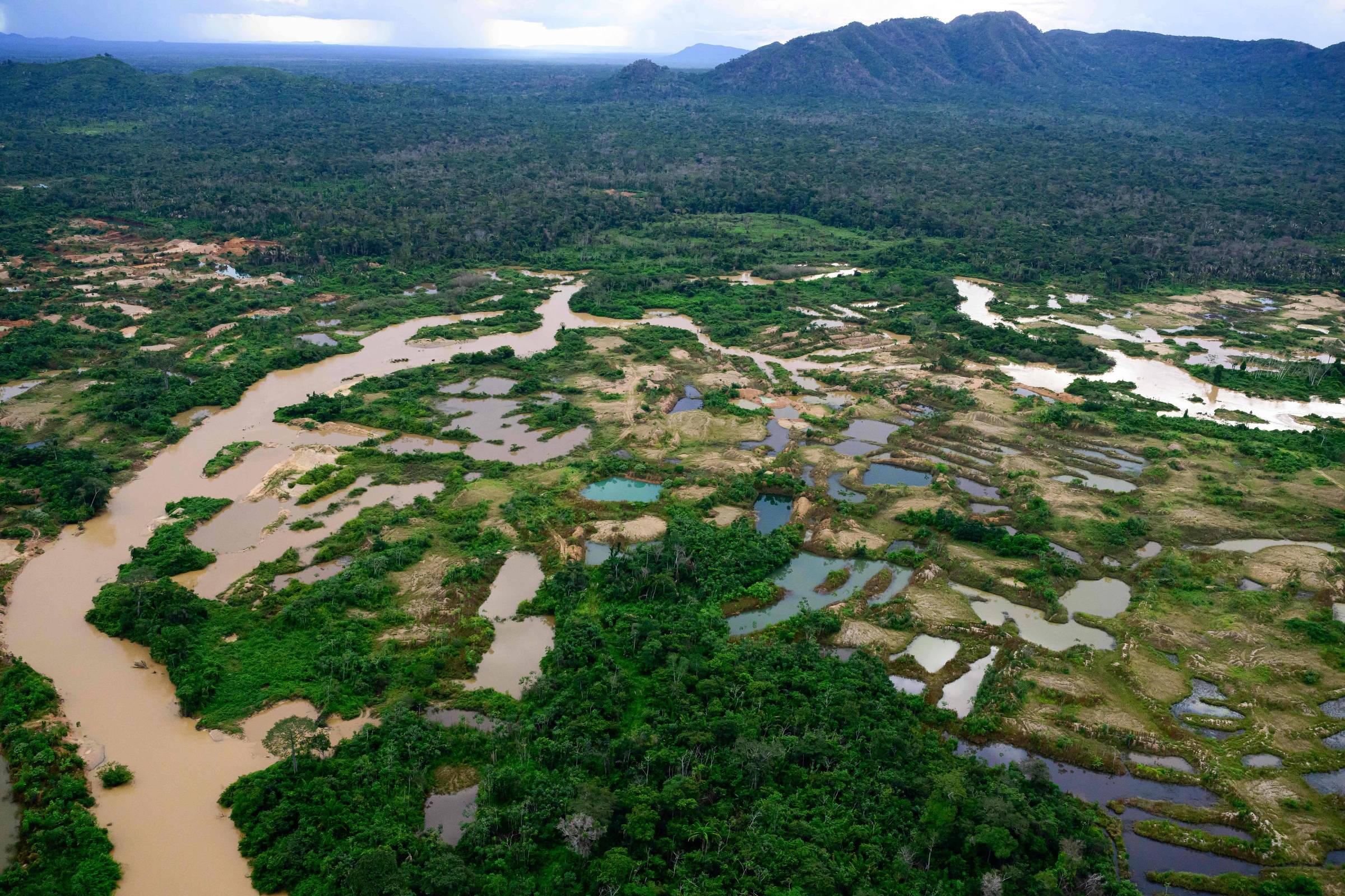 Vídeo: Garimpo destrói a amazônia no território Kayapó – 16/07/2025 – Ambiente