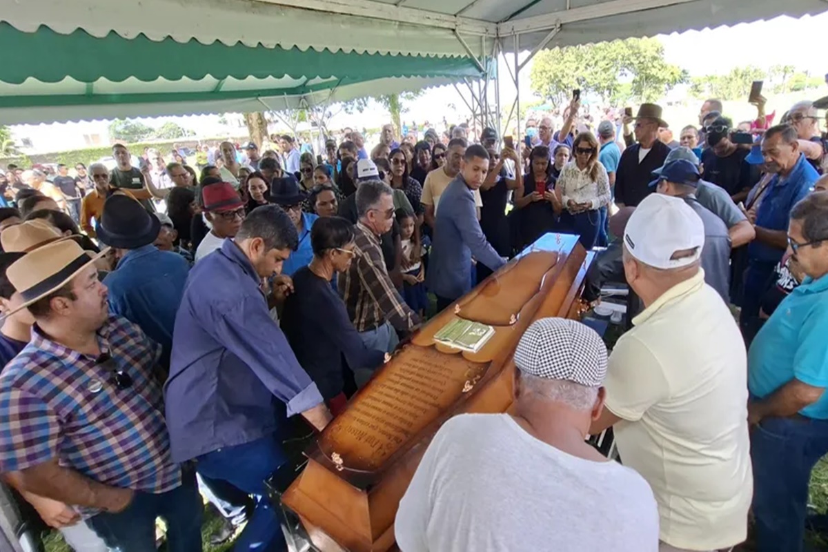 Xameguinho é homenageado em velório e sepultamento repletos de emoção